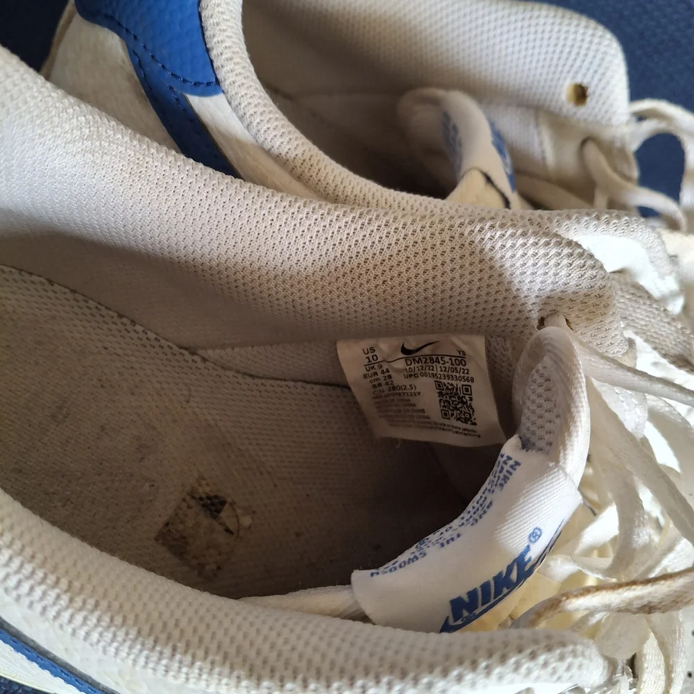 Nike Men’s Air Force 1 White Leather Sneakers with Blue Swoosh - Picture 2 of 6